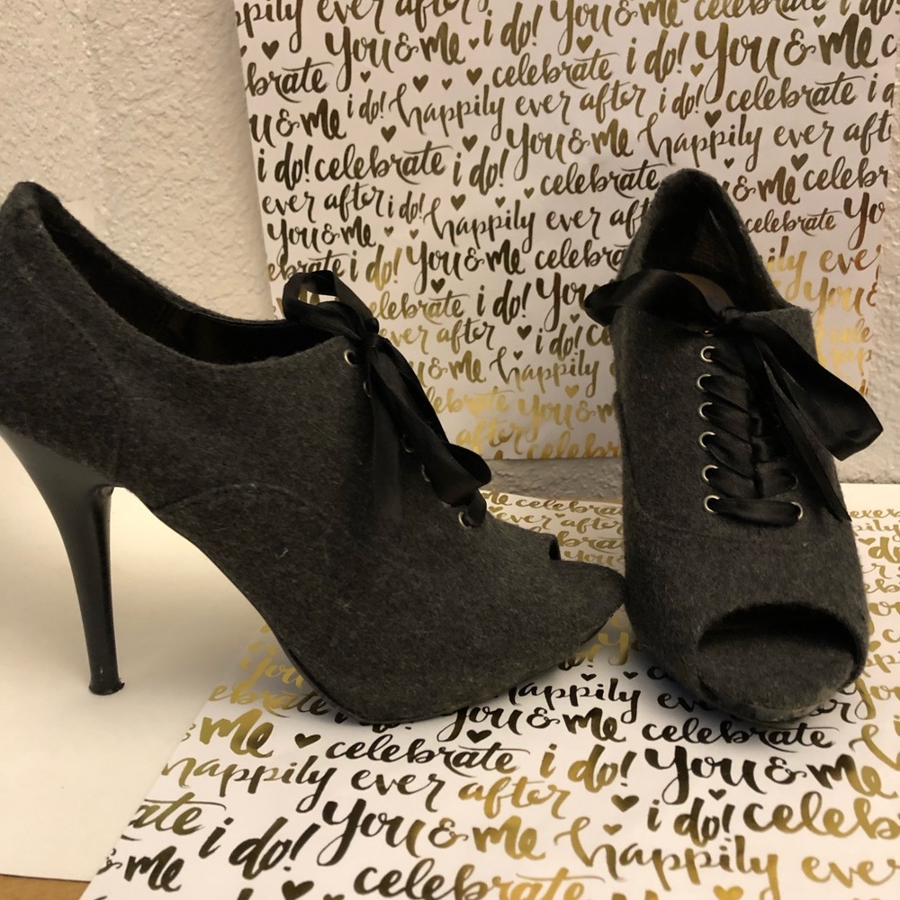 Lauren Conrad size 7 med heels. $40